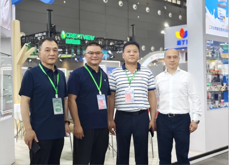 花花牛乳業(yè)集團(tuán)黨委書記、董事長(zhǎng)唐洪峰一行參加中國(guó)乳制品工業(yè)協(xié)會(huì)第三十次年會(huì)暨2024中國(guó)（國(guó)際）乳業(yè)技術(shù)博覽會(huì)