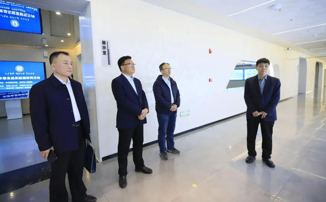 花花牛乳業(yè)集團(tuán)黨委書記、董事長唐洪峰一行赴中原食品實(shí)驗(yàn)室同中國工程院院士、中原食品實(shí)驗(yàn)室主任任發(fā)政座談交流