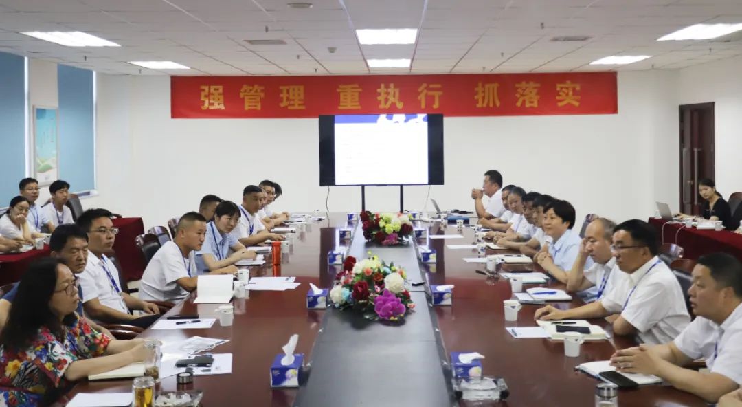 勇?lián)姑な卣齽?chuàng)新｜花花牛乳業(yè)集團(tuán)召開營(yíng)銷、養(yǎng)殖及飼料月度經(jīng)營(yíng)工作會(huì)議