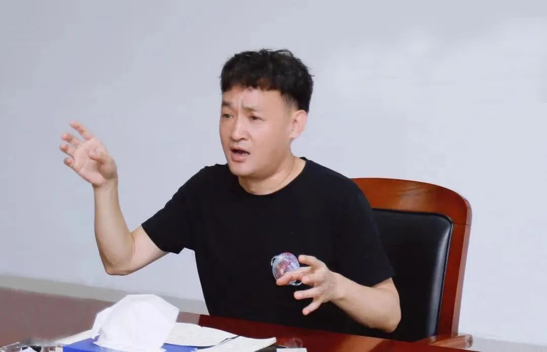 勇?lián)姑な卣齽?chuàng)新｜花花牛乳業(yè)集團(tuán)召開營(yíng)銷、養(yǎng)殖及飼料月度經(jīng)營(yíng)工作會(huì)議