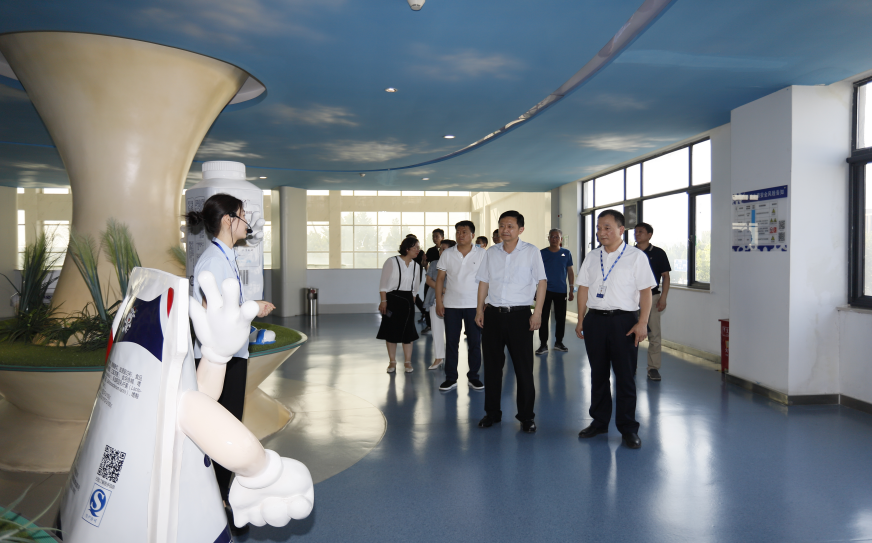 快訊|鄭州市二七區(qū)委副書記、區(qū)長虎榮鑫蒞臨河南花花牛乳業(yè)集團調研