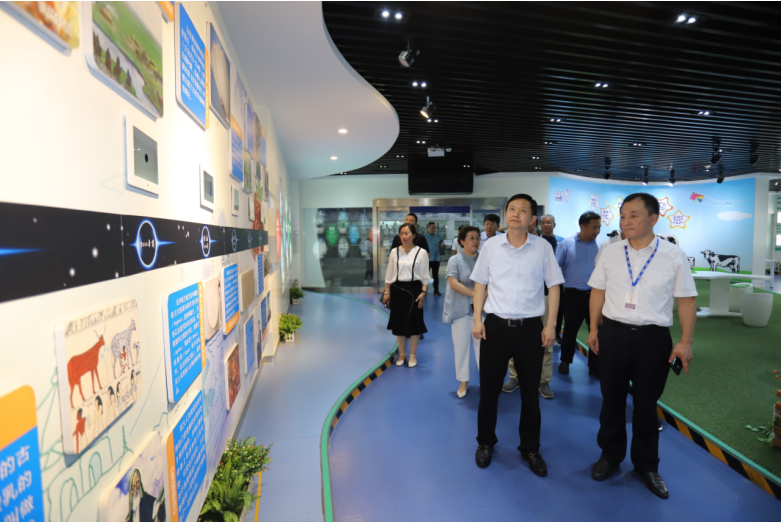 快訊|鄭州市二七區(qū)委副書記、區(qū)長虎榮鑫蒞臨河南花花牛乳業(yè)集團調研