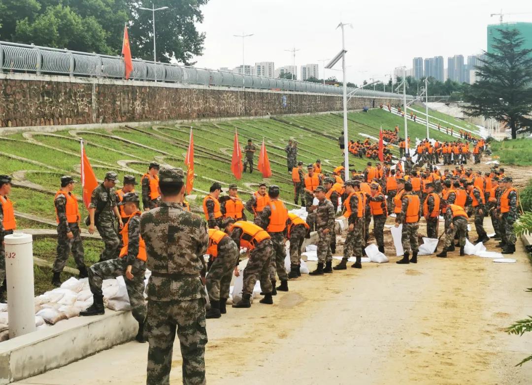 大雨無(wú)情人有情！花花牛乳業(yè)慰問(wèn)常莊水庫(kù)抗洪搶險(xiǎn)官兵
