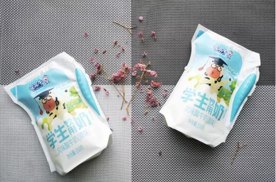花花牛首款愛克林低溫學(xué)生飲用酸牛奶上市啦！?。? title=