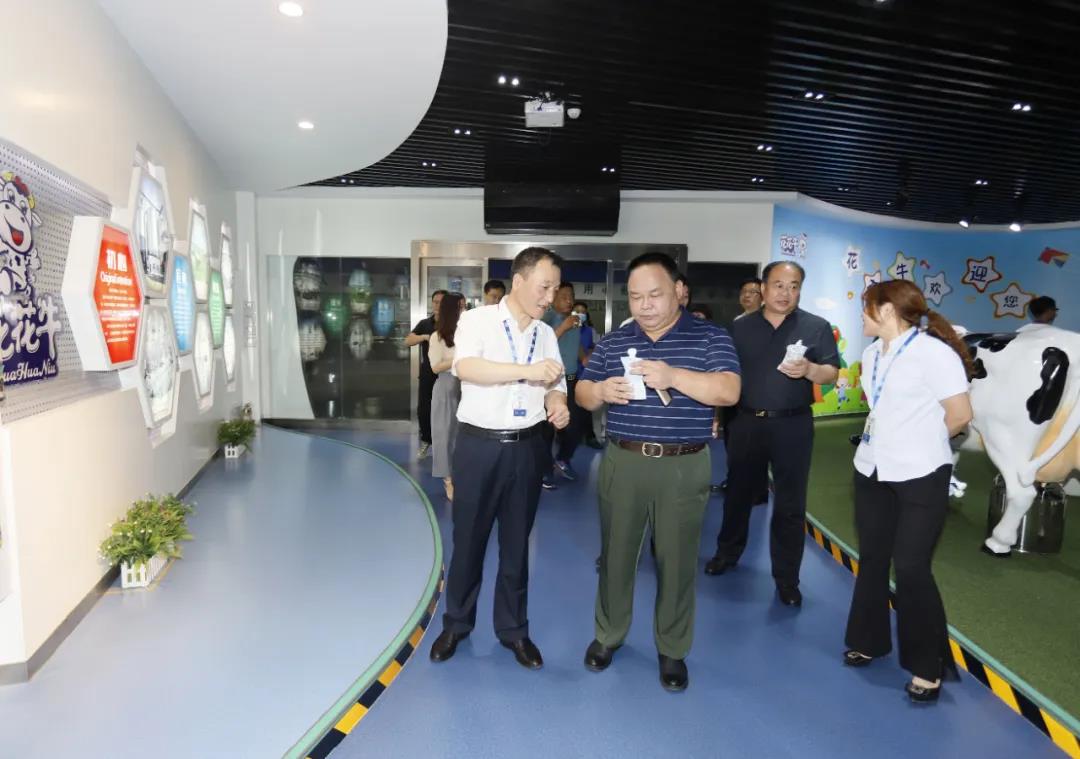 快訊 | 河南省人民政府食品安全委員會(huì)辦公室第三批食品安全示范區(qū)驗(yàn)收組領(lǐng)導(dǎo)蒞臨花花牛乳業(yè)集團(tuán)驗(yàn)收食品安全示范區(qū)建設(shè)情況 快訊 | 河南省人民政府食品安全委員會(huì)辦公室第三批食品安全示范區(qū)驗(yàn)收組領(lǐng)導(dǎo)蒞臨花花牛乳業(yè)集團(tuán)驗(yàn)收食品安全示范區(qū)建設(shè)情況