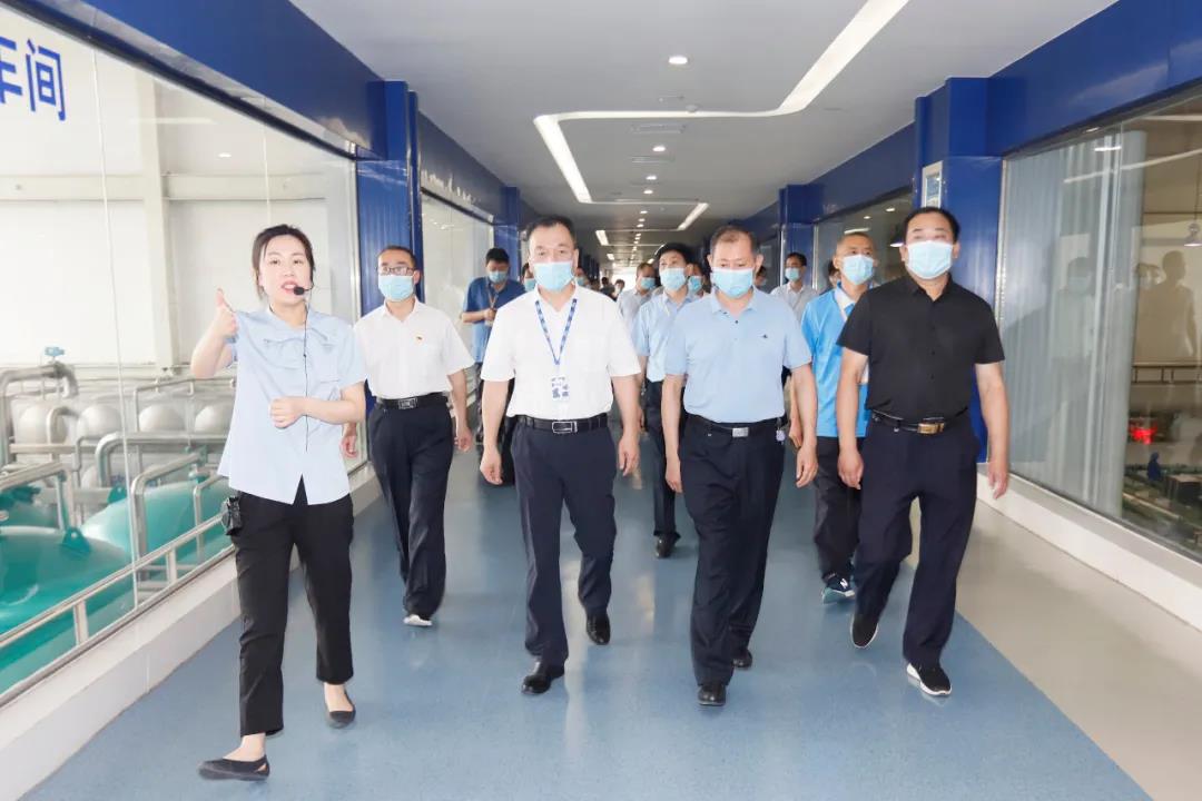 鄭州市安全生產(chǎn)雙重預(yù)防體系建設(shè)現(xiàn)場(chǎng)觀摩會(huì)在花花牛乳業(yè)集團(tuán)鄭州分公司召開 鄭州市安全生產(chǎn)雙重預(yù)防體系建設(shè)現(xiàn)場(chǎng)觀摩會(huì)在花花牛乳業(yè)集團(tuán)鄭州分公司召開