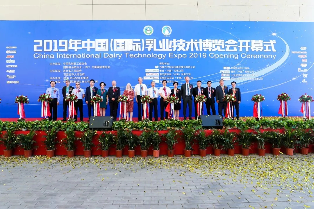 中國乳制品工業(yè)協(xié)會第二十五次年會召開！花花?？偛枚T峰獲“振興乳業(yè)領軍人”榮譽稱號