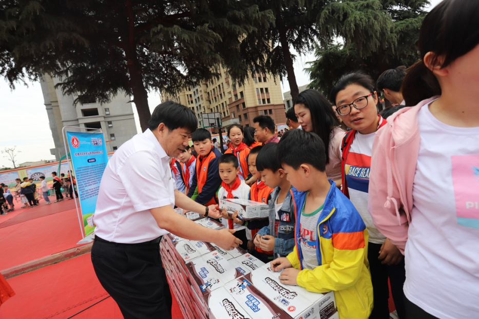 花花牛|六一關(guān)愛(ài)兒童，讓愛(ài)灑滿人間