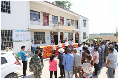 秋種化肥進(jìn)農(nóng)戶 精準(zhǔn)扶貧及時(shí)雨 | 花花牛集團(tuán)精準(zhǔn)扶貧在行動 秋種化肥進(jìn)農(nóng)戶 精準(zhǔn)扶貧及時(shí)雨 | 花花牛集團(tuán)精準(zhǔn)扶貧在行動