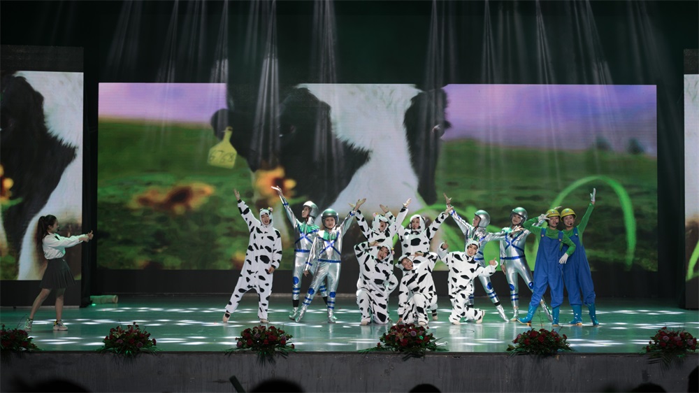 “不忘初心、聚力前行” 花花牛集團(tuán)2018迎新春聯(lián)歡會(huì)隆重舉行