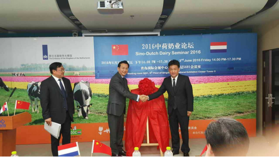 花花牛牛氣沖天！農(nóng)業(yè)部長(zhǎng)品嘗“領(lǐng)暢”點(diǎn)贊，又獲國(guó)際奶業(yè)平臺(tái)青睞