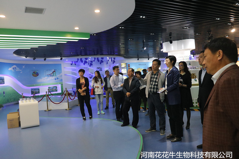 鄭州市二七區(qū)區(qū)委、統(tǒng)戰(zhàn)部部長王玉紅蒞臨花花牛生物科技有限公司參觀指導(dǎo)