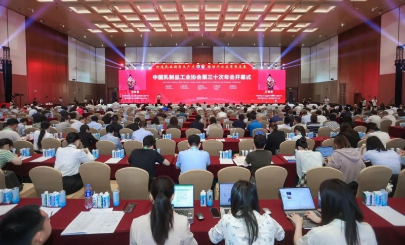 花花牛乳業(yè)集團黨委書記、董事長唐洪峰一行參加中國乳制品工業(yè)協(xié)會第三十次年會暨2024中國（國