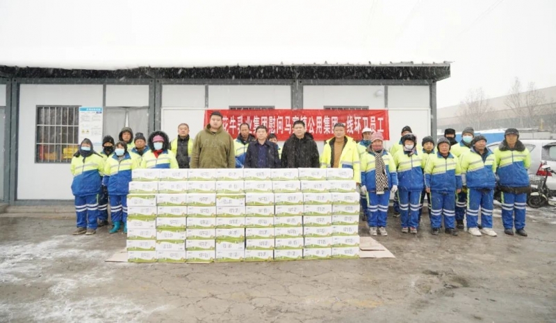 慰問(wèn)一線環(huán)衛(wèi)工，禮贈(zèng)新鮮花花牛