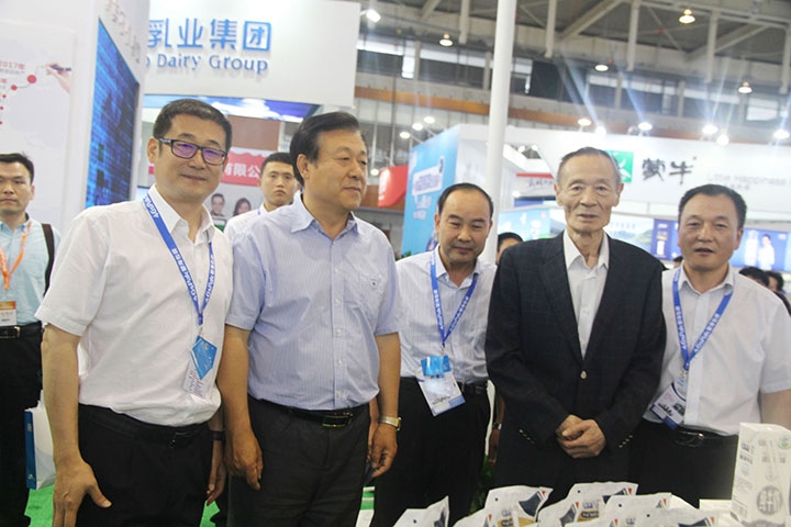 花花牛亮相第八屆中國奶業(yè)大會，又獲農(nóng)業(yè)部長一聲贊！