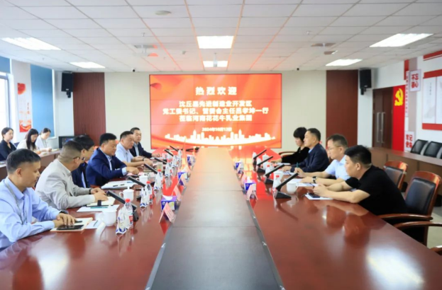 沈丘縣先進(jìn)制造業(yè)開發(fā)區(qū)黨工委書記呂孝坤、金絲猴食品有限公司董事長李旸等一行到訪河南花花牛乳業(yè)集團(tuán)