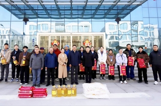 新春佳節(jié)暖人心 堅守一線顯擔(dān)當(dāng) ——河南農(nóng)業(yè)投資集團黨委委員、副總經(jīng)理兼花花牛乳業(yè)集團黨委書記、董事長張峰慰問花花牛乳業(yè)在崗員工